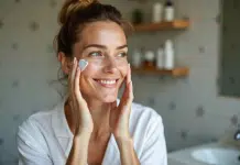 Femme appliquant crème visage visage naturel et détendu